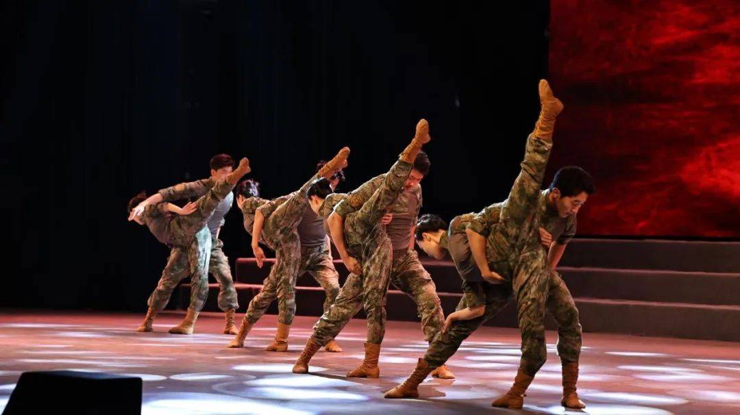 为战而歌!解放军文化艺术中心文艺轻骑队"点燃"校园