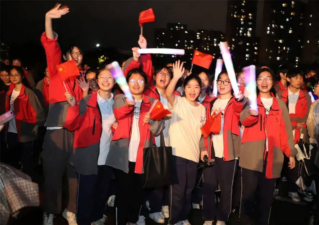江山市滨江高级中学高考首日,江山市滨江高级中学的老师们身穿红衣,拉