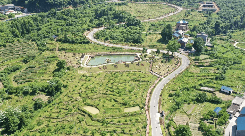 夏日里,记者走进江西省吉安市永新县烟阁乡黄竹岭景区,置身其中,轻松