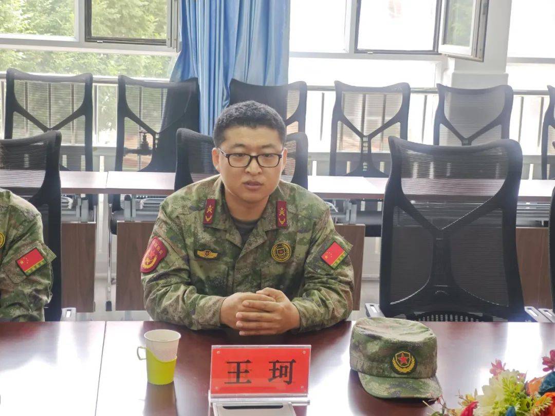 王俊玲校长代表学校对关心和参与少年军校和"红蓝融合"爱国主义教育