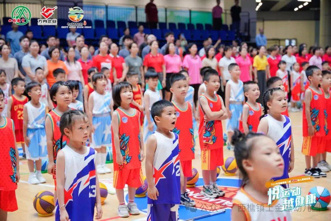 幼儿篮球花会开幕式小小的篮球承载着孩子们的努力和热情,紧张又激烈