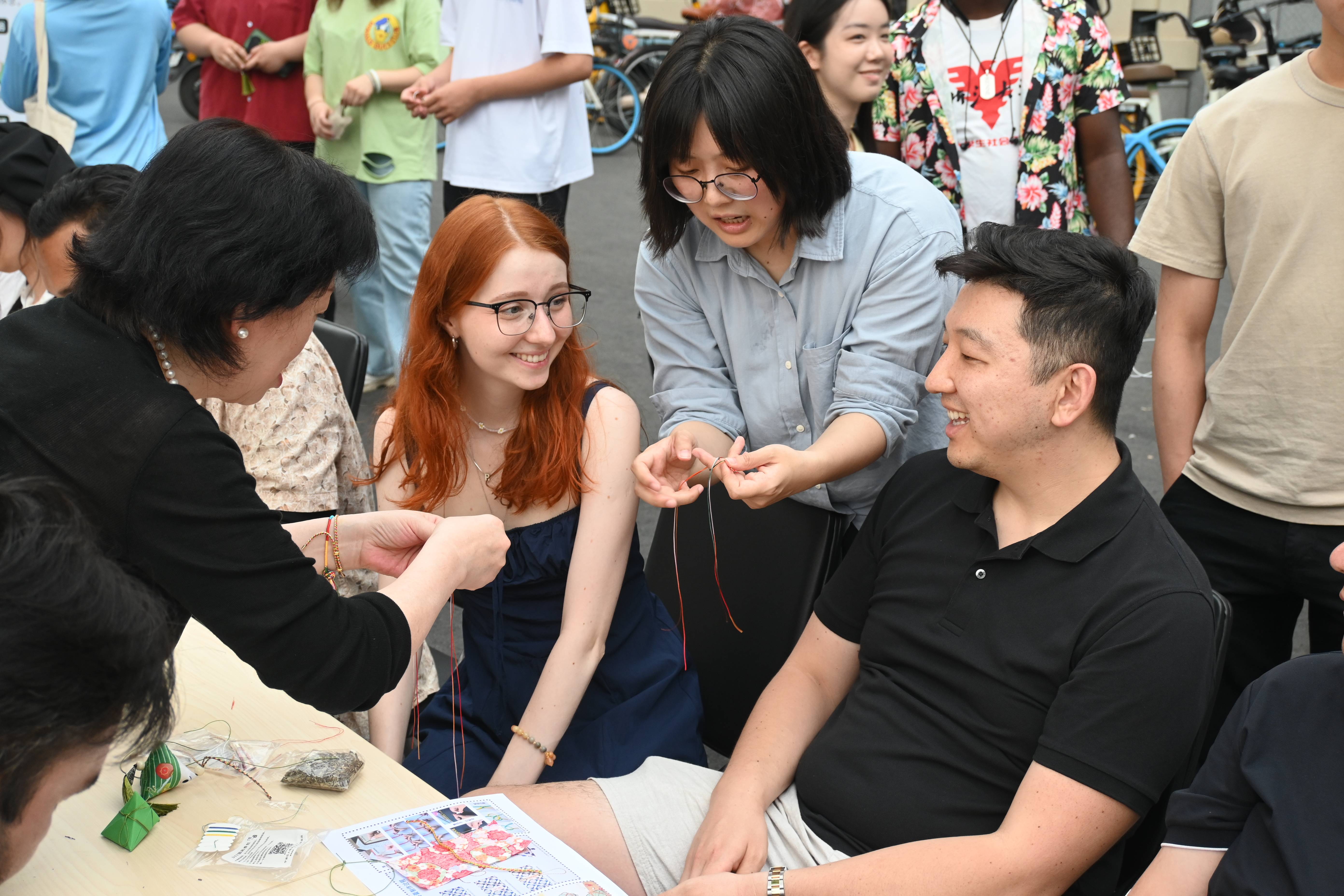 中国留学生与洋人互动