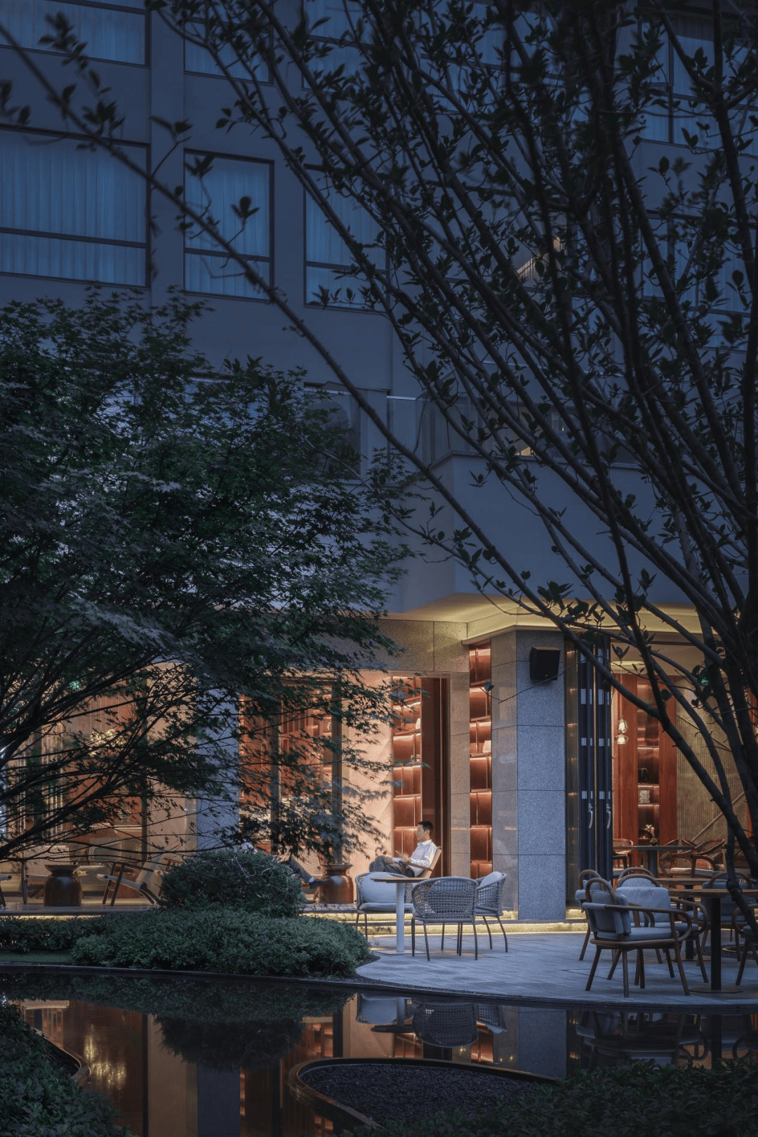 和旁边的棠湖公园相得益彰白天庭院下午茶,晚上也可以喝酒.2.