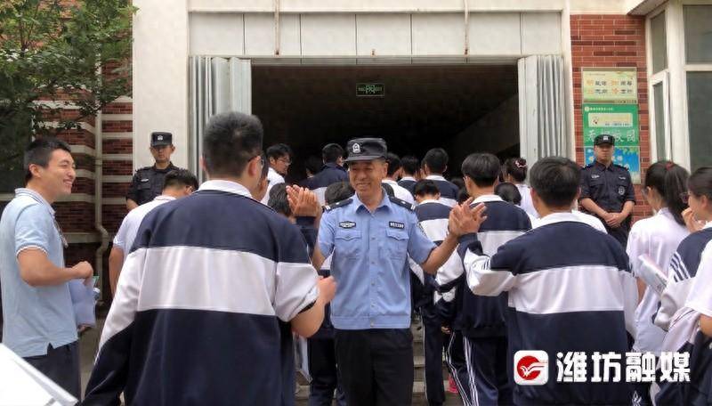 2024潍坊高考# 护考20年,他陪着一届届学子奔赴梦想
