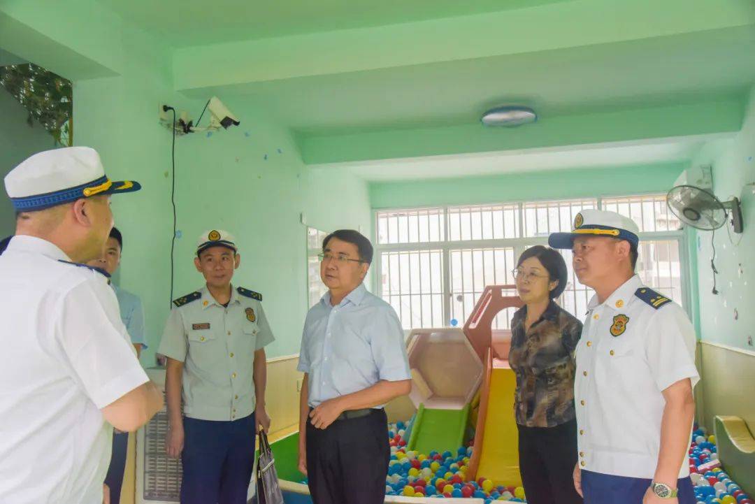 杨国昕副市长一行先后来到江滨路五星钻豹电动车门店,龙泽小区,三元区