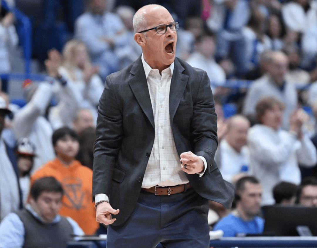 主教练赫尔利,助理教练分别是卢克·穆雷,布鲁克斯,博雷戈,隆多,菲尔