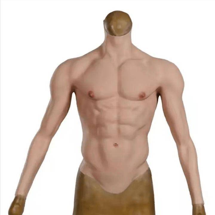 比如在某短剧中,范世琦的肌肉就被揭穿,同样也是露了一圈领子!