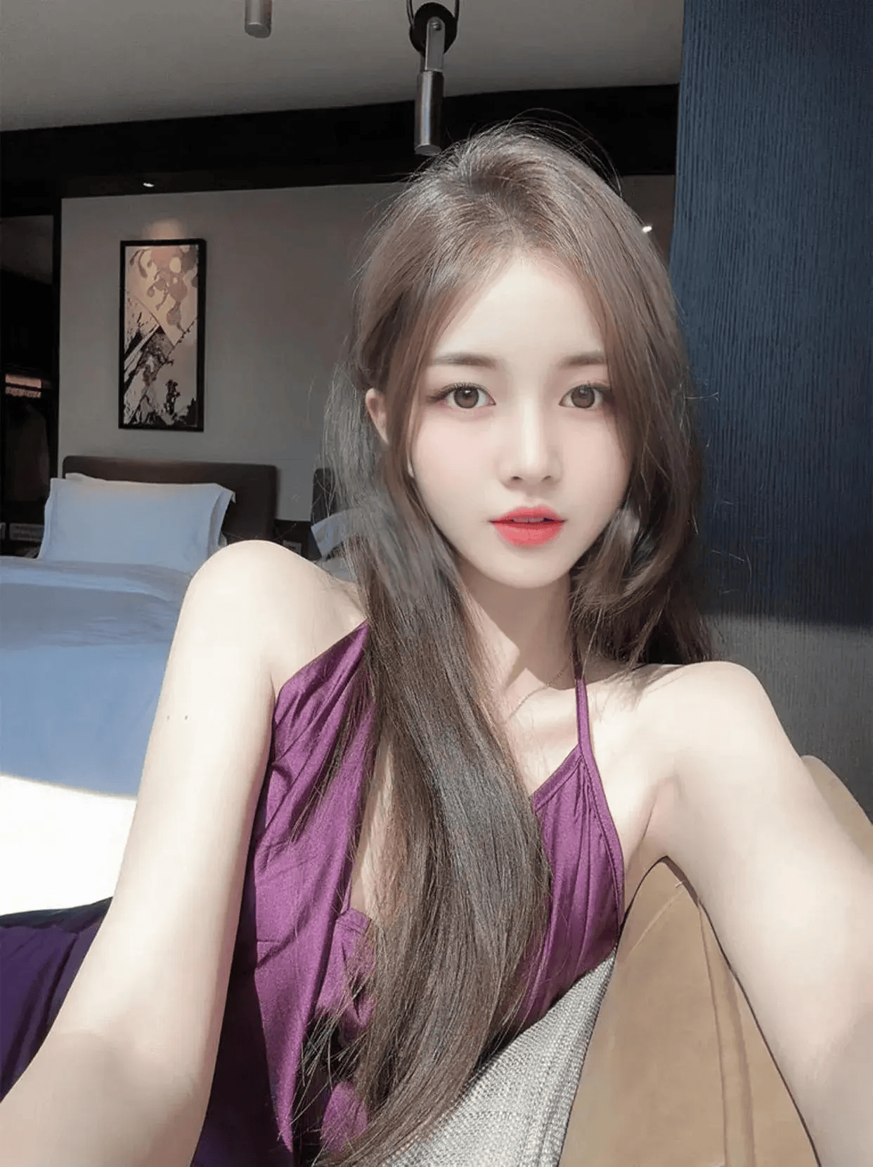 23岁美女迷恋49岁大叔,不在乎他岁数大长得老,只要他有钱又爱她