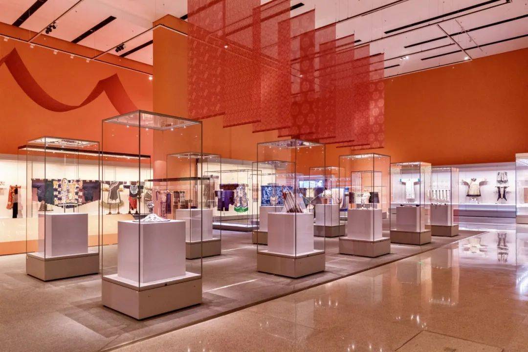 美美与共!北京服装学院联合主办的"五彩锦簇——中华服饰文化展"开幕