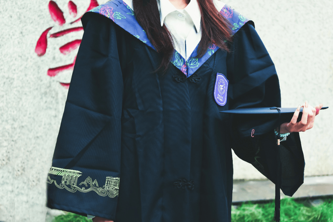 学士学位帽的流苏为黑色硕士学位帽的流苏为深蓝色博士学位帽的流苏为