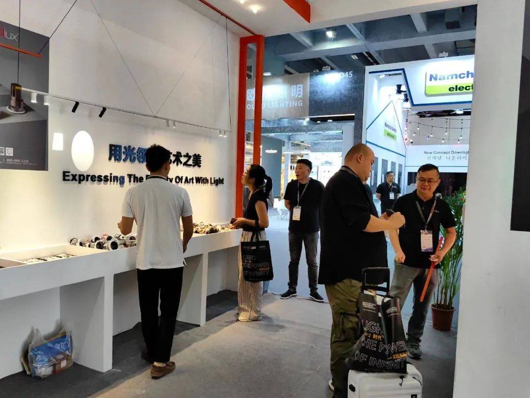 艾客照明此次展馆的主题为"灯光智能定制化",展出的金钻系列天花灯,以