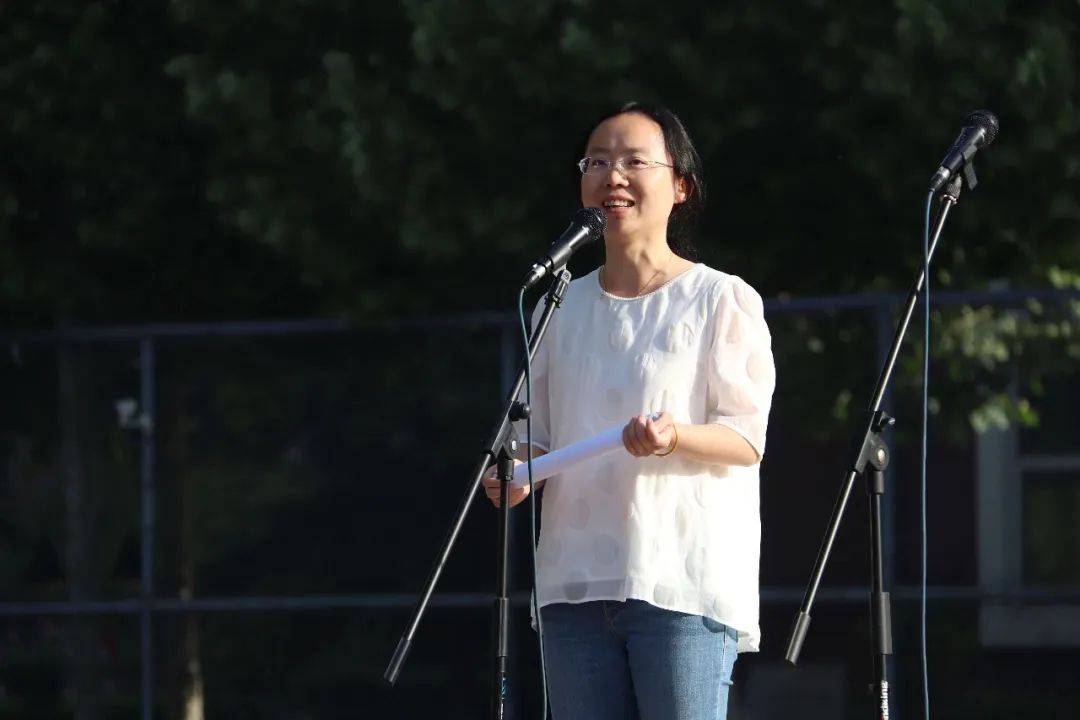 双方签署"生源基地"共建协议书,李欢代表中国农业大学向中学进行"