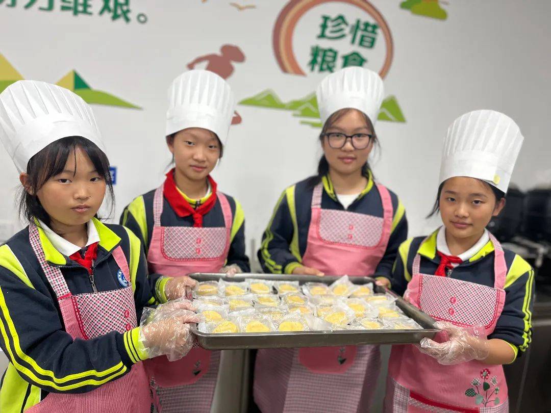 在端午节来临之际,第十小学开展了"糕糕兴兴,多彩端午"活动.
