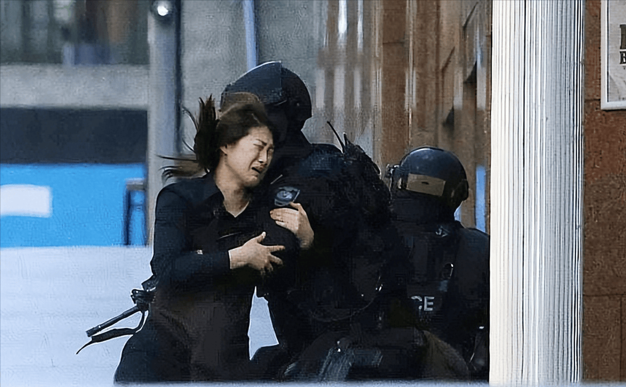 击毙恐怖分子,解救悉尼咖啡馆多名人质!英雄警员被永久"禁言"