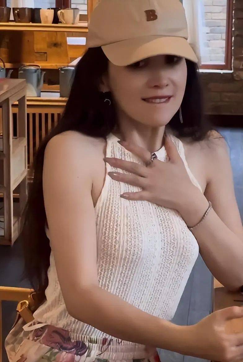 你看她现在,无论是微博,抖音还是快手,粉丝数都是嗖嗖地往上涨.