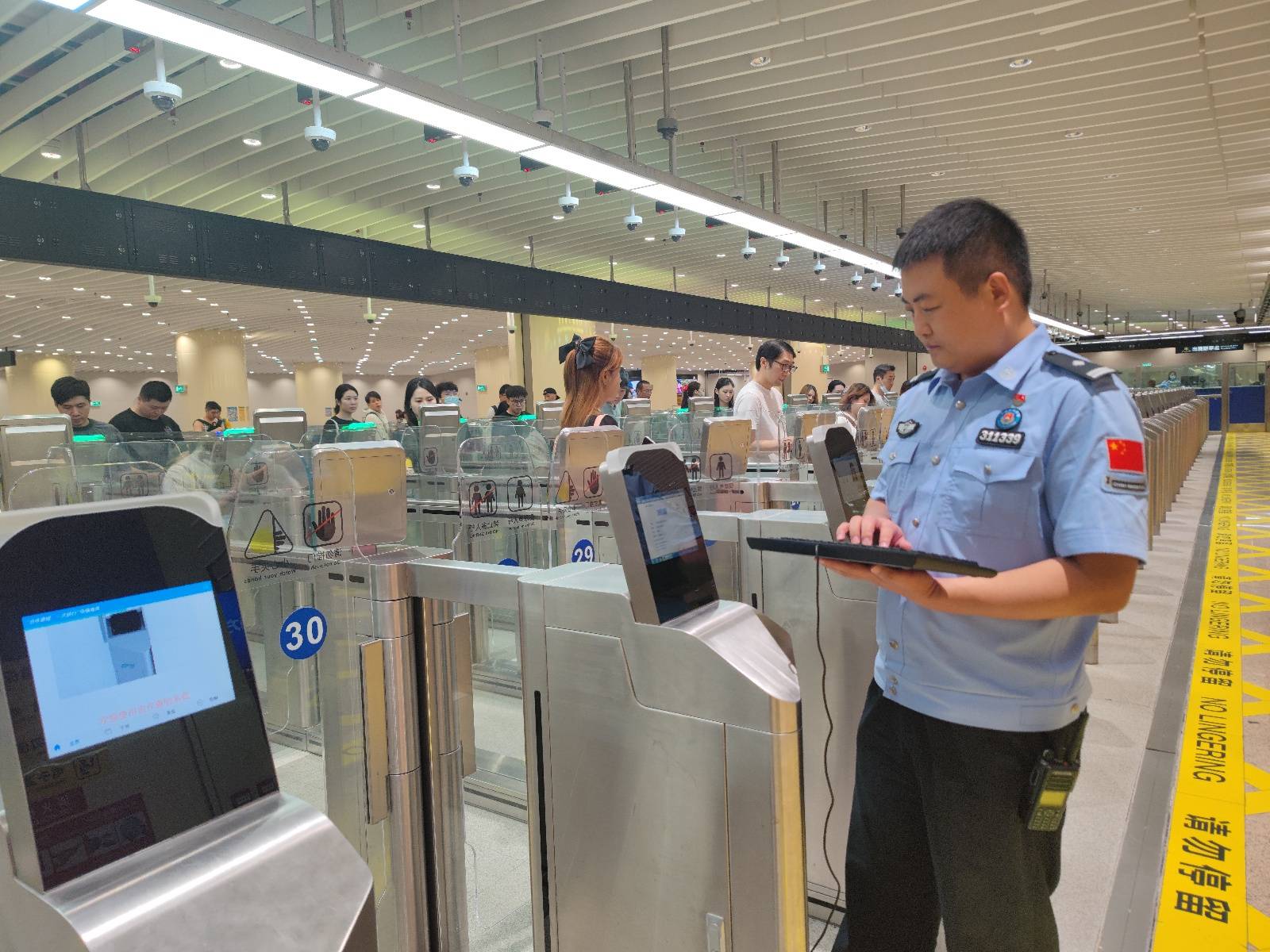 珠海青茂边检站民警端午假期坚守国门:100条快捷通道开放,旅客20秒