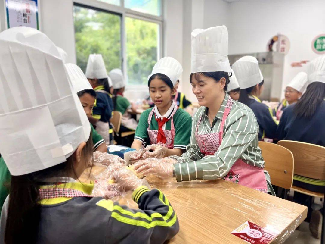 在端午节来临之际,第十小学开展了"糕糕兴兴,多彩端午"活动.