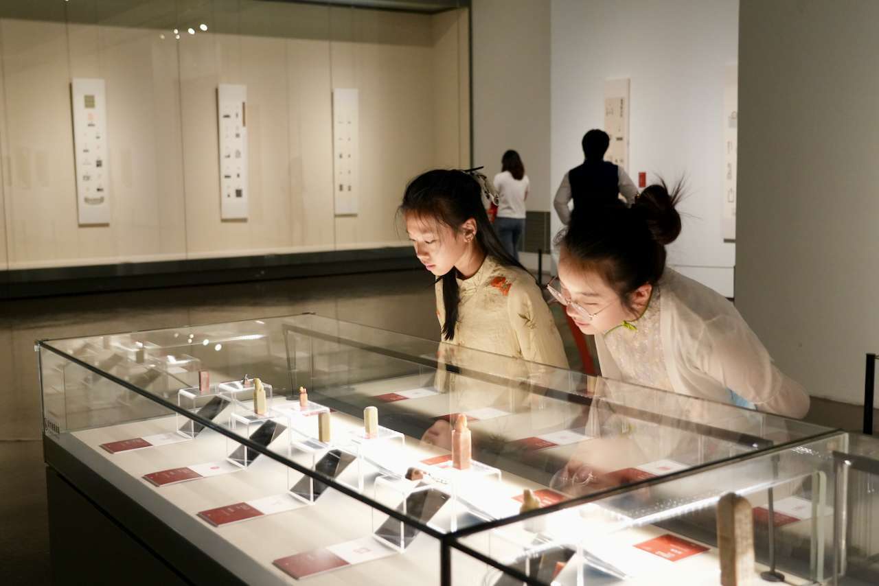 中华艺术宫的“书”情“话”艺:欣赏海量书法篆刻作品、沉浸式解密《清明上河图》_上海美术馆_展览_观众