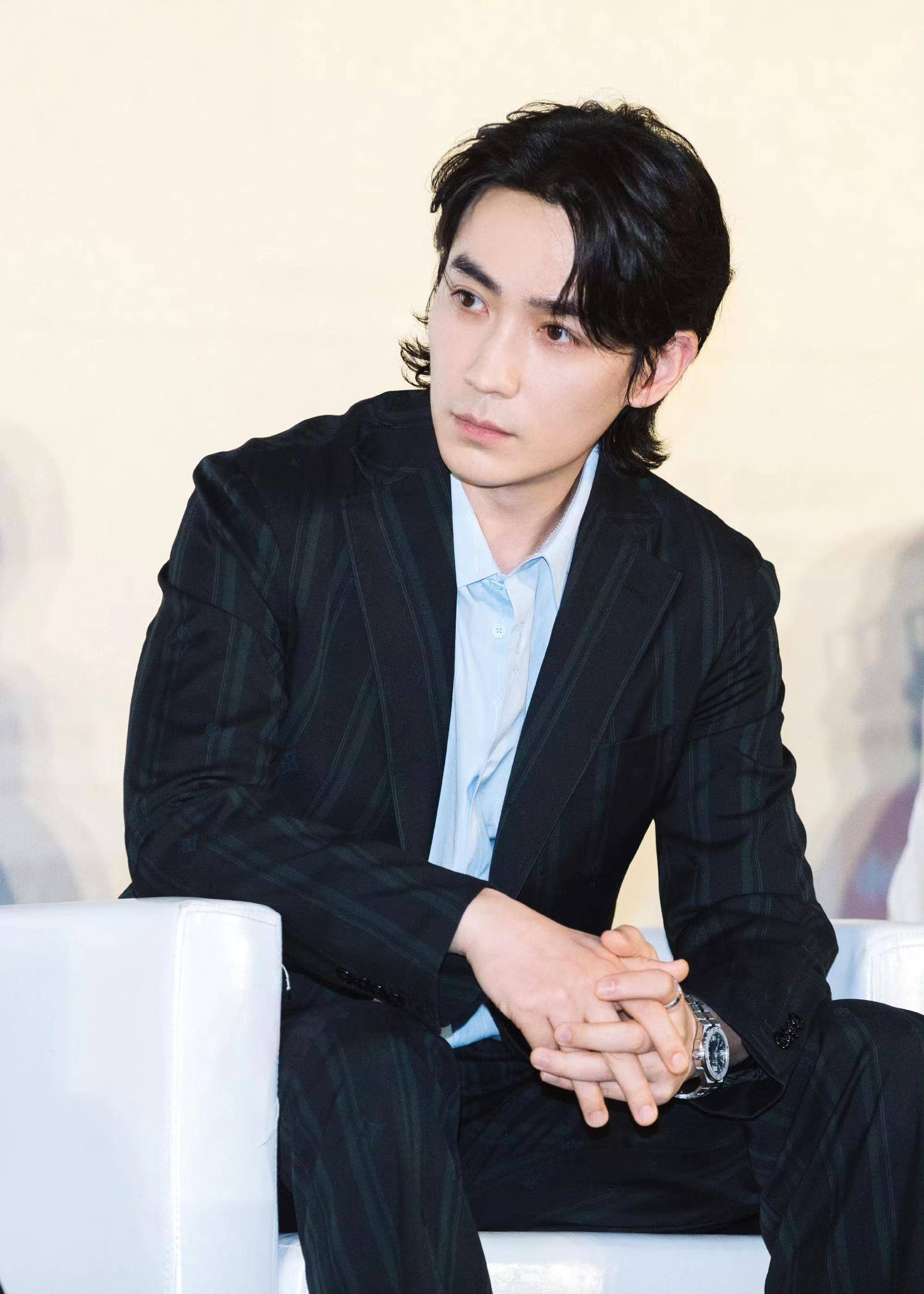 朱一龙男神气质造型合集:温文尔雅