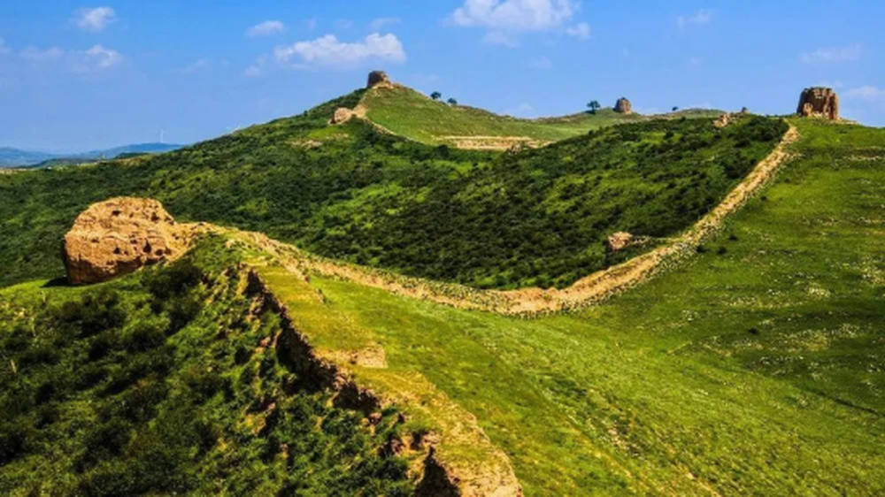 位于朔州山阴县和忻州代县交界的白草口村边上,是山西屈指可数的包砖