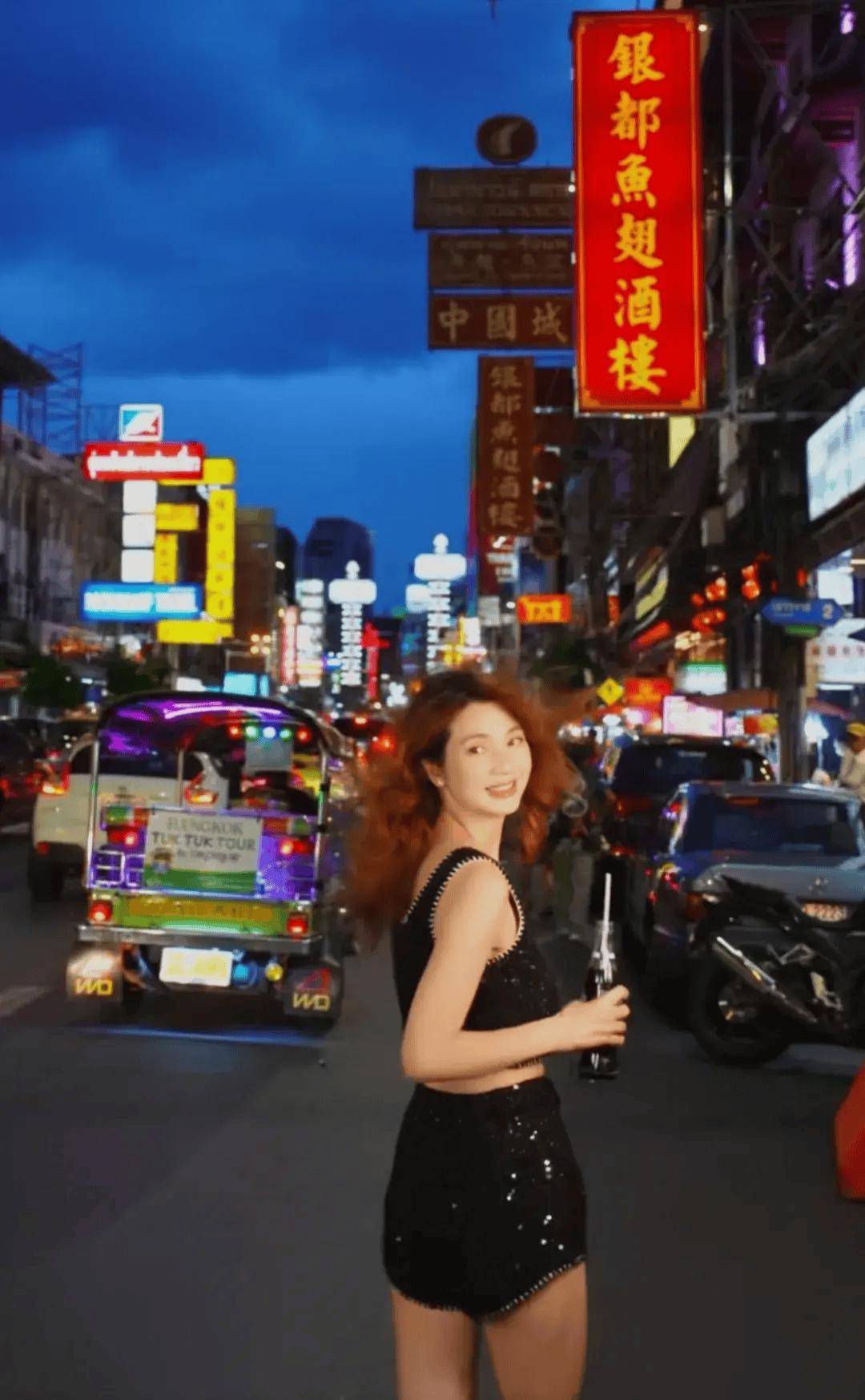 视频最后洪欣边走路边回头,港风感满满,回眸一笑百媚生.