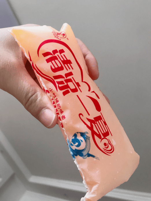 冰棍还有"雪莲",包装是蓝绿色的,里面的冰棒是一块块的,吃起来有雪碧
