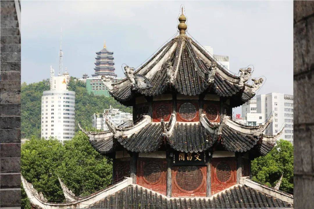 在国内阁楼建筑中实属罕见具有独特的九角攒尖顶阁楼为三层宝塔造型