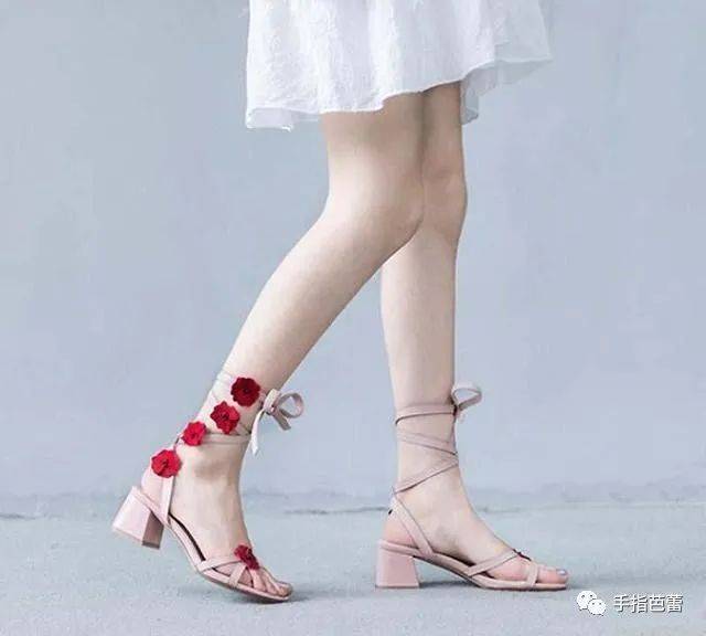 花朵凉鞋的女人味 绽放玉足如花的美