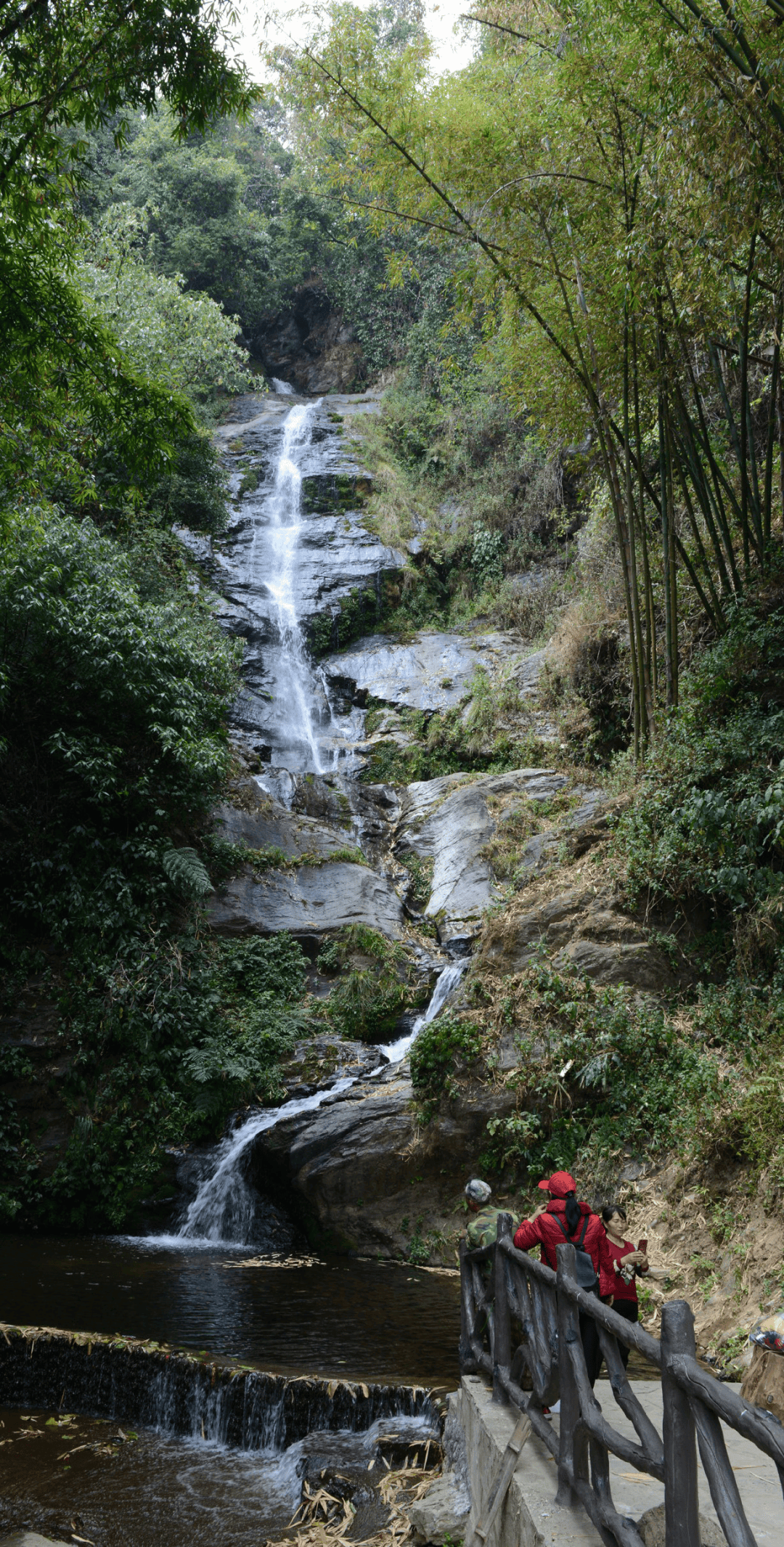 镇康白水瀑布位于勐捧镇白水自然村的白水瀑布,发自于白水山半山腰