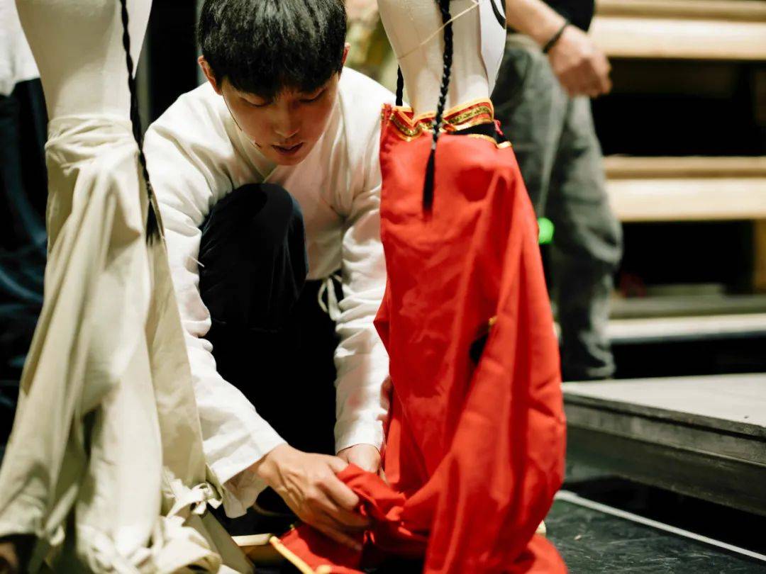 "离谱到中场就在按头安利!