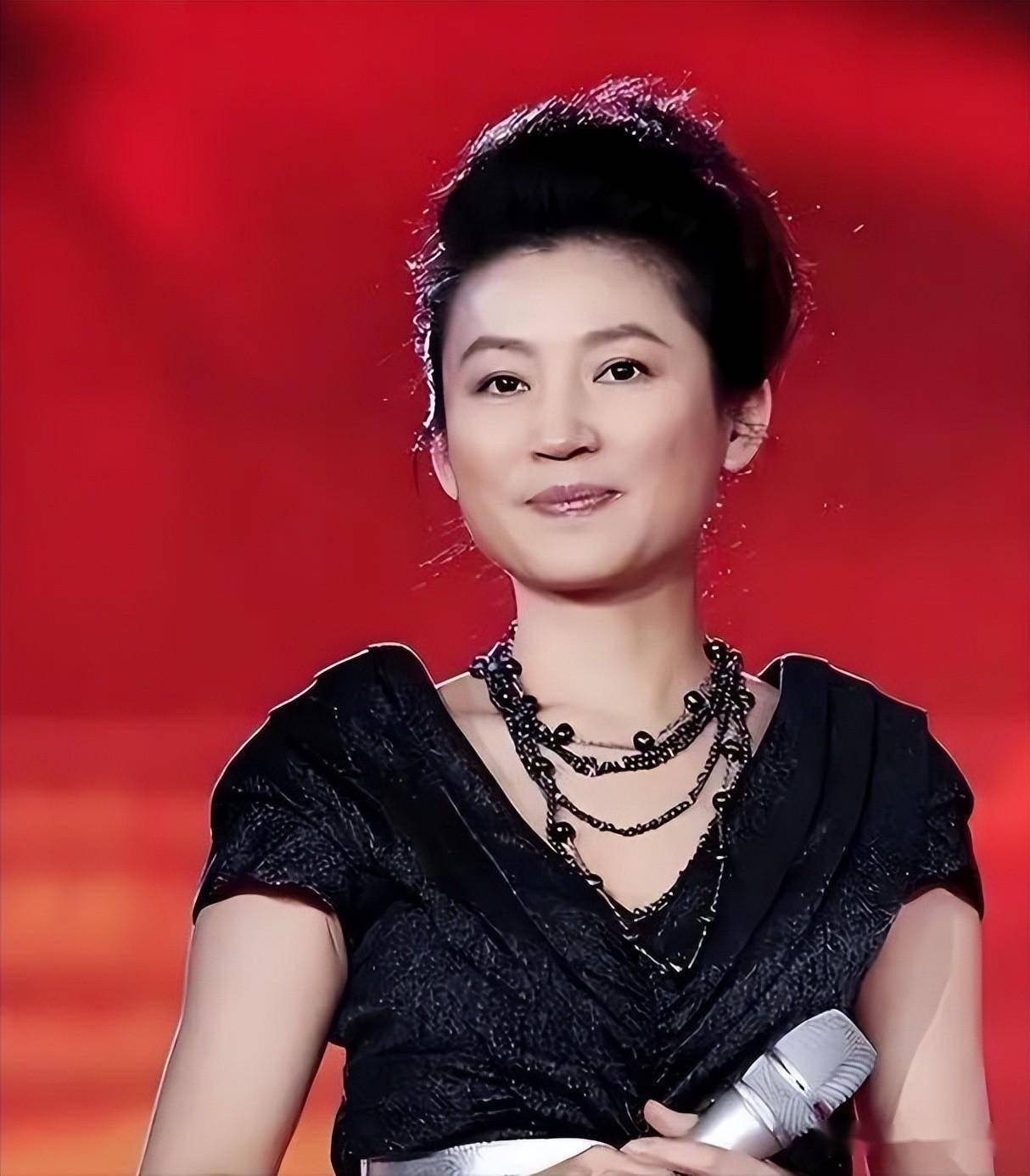 前央视主持王小丫病后首度亮相,56了依然年轻!请