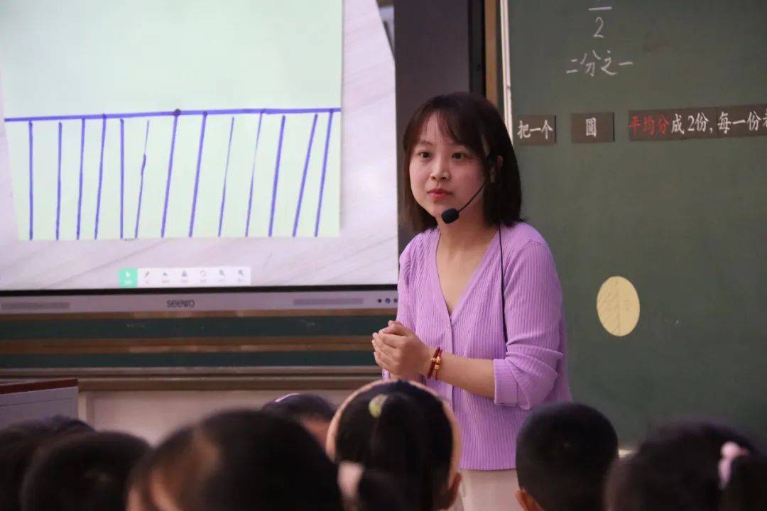 数学专场中,上海市宝山区大华小学金妤老师执教了三年级上册《分数的