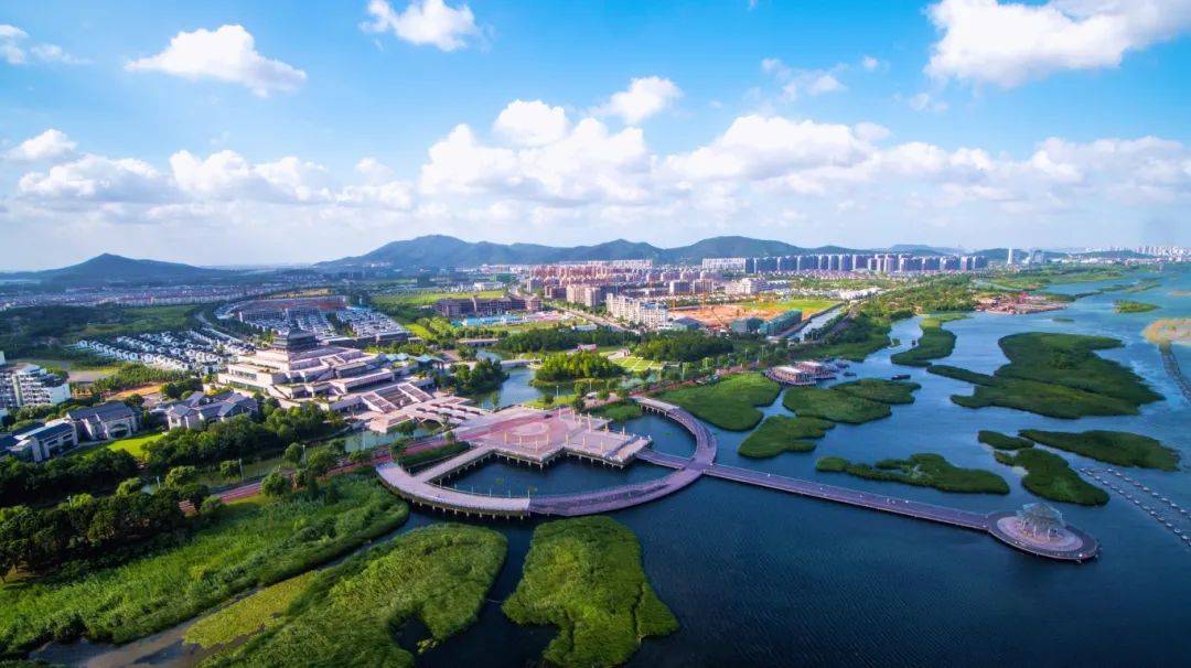 小镇位于度假区中心,东起香山路,南临环太湖大道,西至舟山路,北依孙武