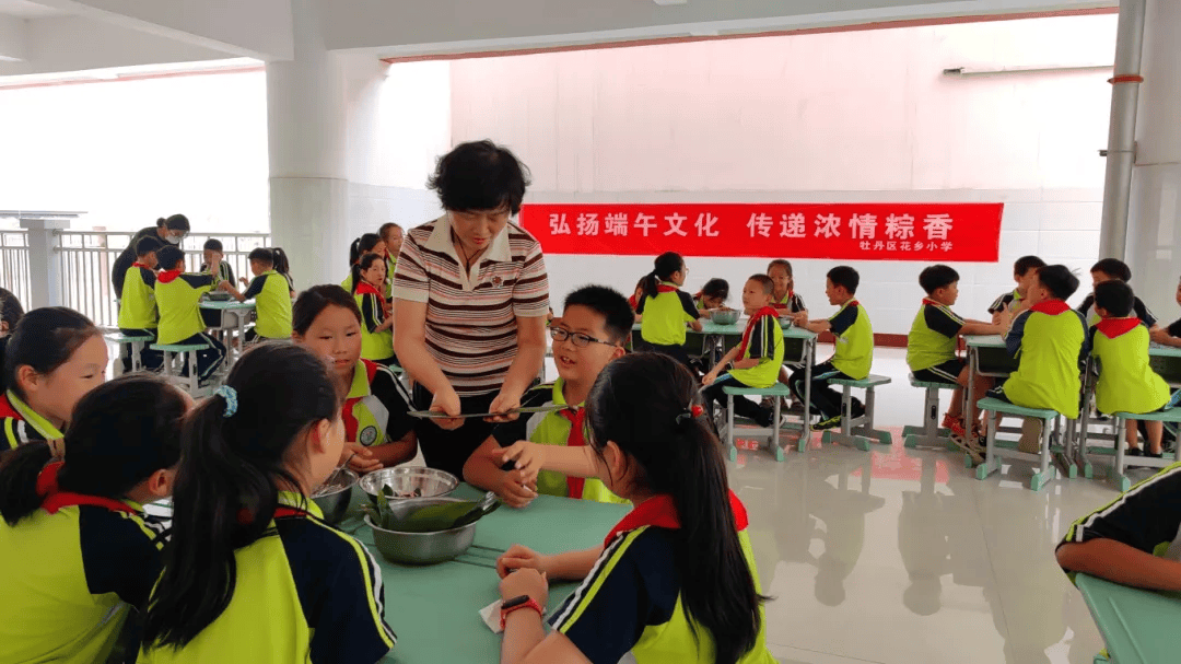 花乡小学曹州路小学开展"话"端午,绘龙舟,包粽子等活动,引导学生了解