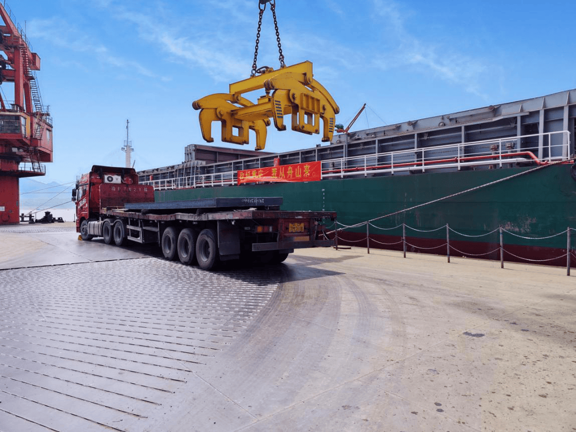 万吨级海船首次入渝,运载重庆钢铁"三峰"产品返航!