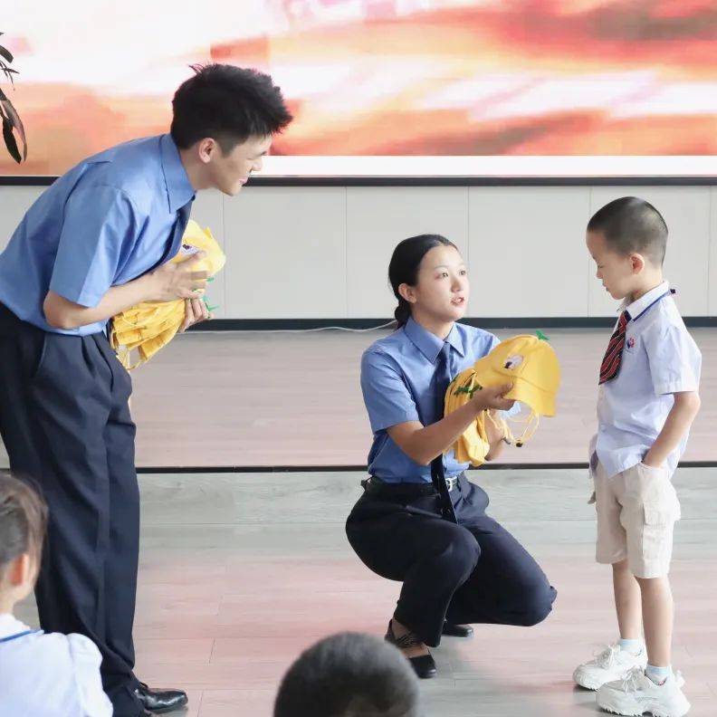 近日,景洪市人民检察院检察干警走进景洪市幼儿园开展了"种下法律树