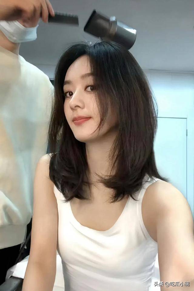 很爱看赵丽颖的一些营业照,很多生活和工作的抓拍