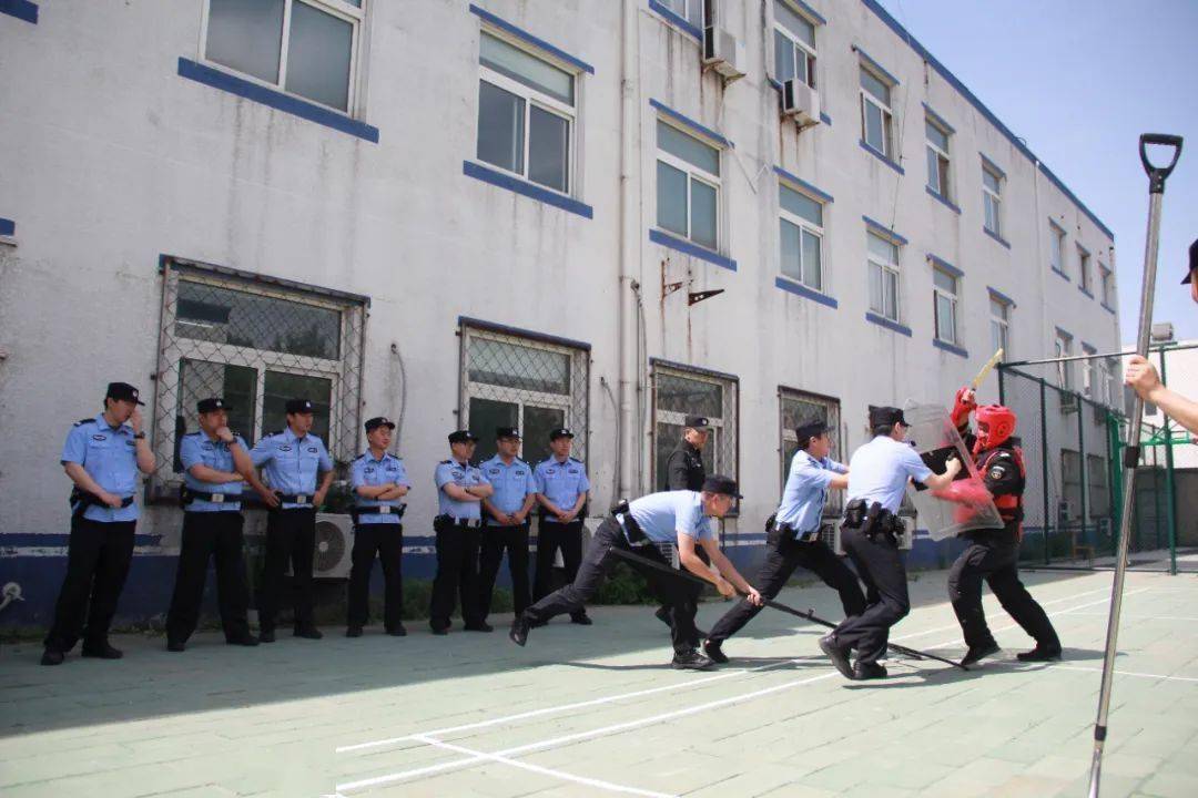 滚落坚毅的脸颊正热火朝天地开展硬核技战术操练训练场上,钢铁卫士"汗