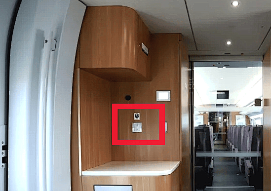 原来列车上这些地方还有充电口!_插座_车厢_座椅