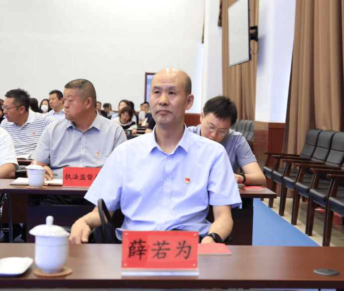 自治区党委直属机关工委组织部部长薛若为一行到会指导在家的厅领导