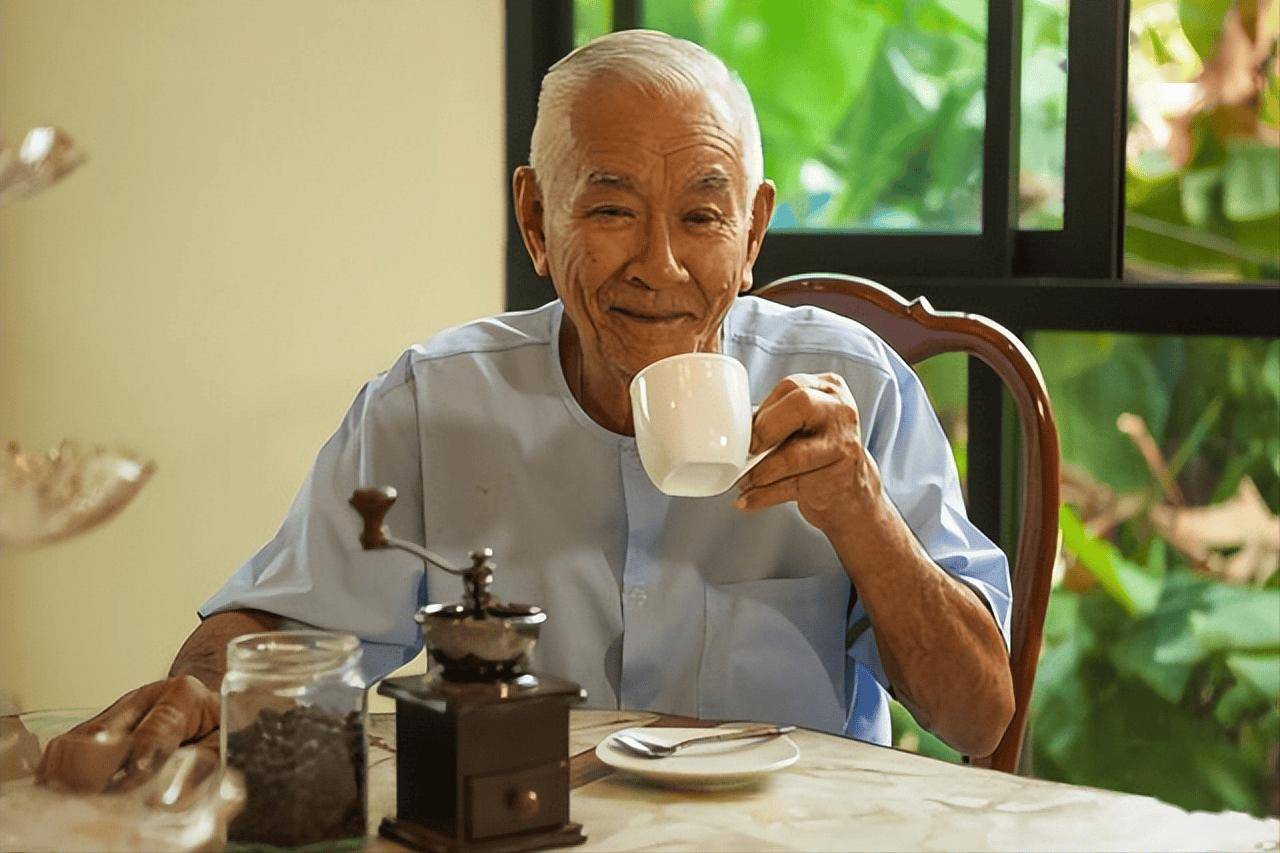 55岁大叔每天喝水只喝茶,9个月后去体检,医生震惊:每天在喝啥_伯伯_影