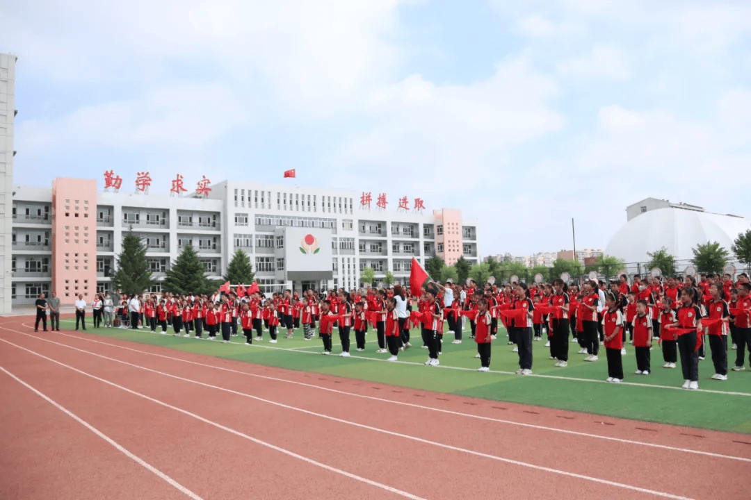 林西县团委副书记,少工委副主任孔梦琦出席入队仪式,林西县实验小学