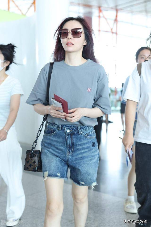 张靓颖现身北京机场,身穿灰色t恤搭配牛仔短裤清爽利落