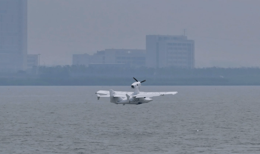 飞机在宜兴东氿指定水域顺利入水,得到无锡丁蜀机场塔台工作人员允许