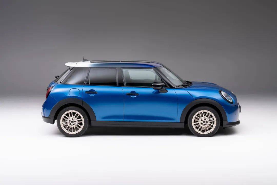 全新MINI Cooper五门版正式亮相,轴距更长空间更大_搜狐汽车_搜狐网