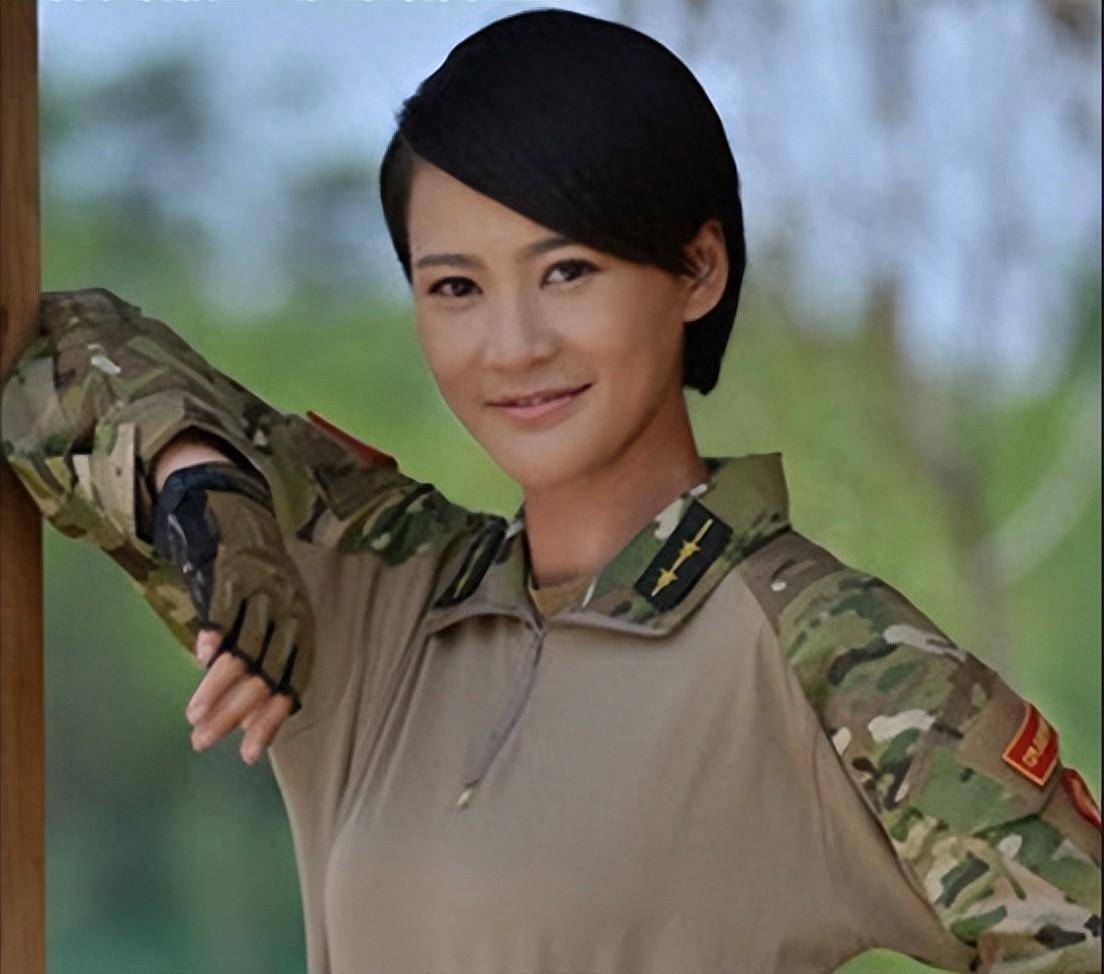 剧里的沈兰妮性格直爽,她的扮演者安雅萍可是个温柔小姐姐,她早期学习