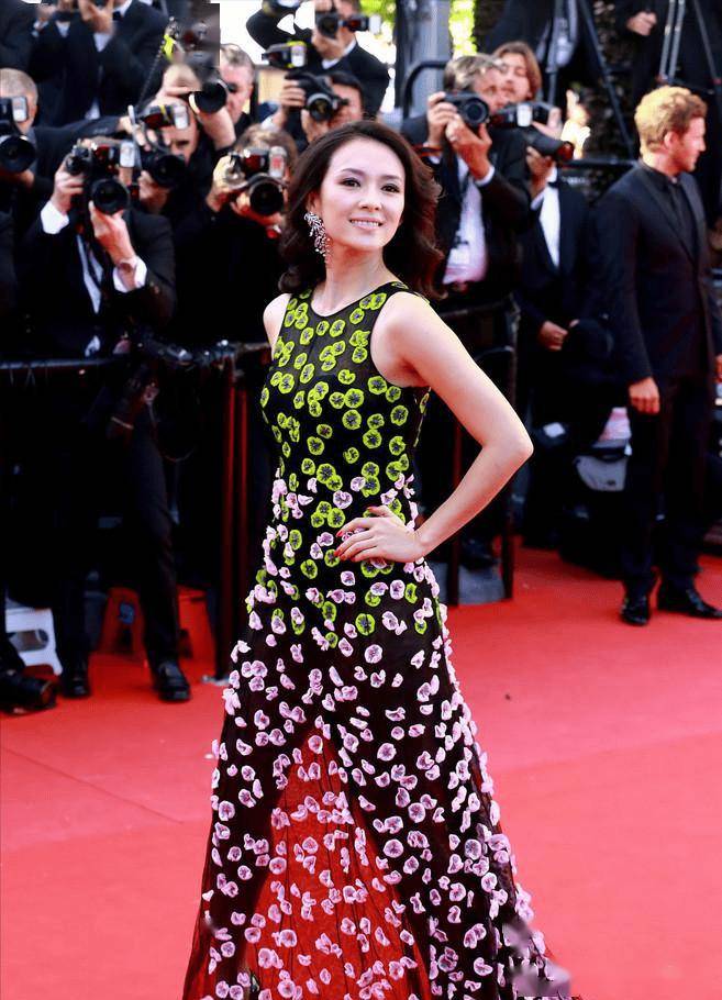 也曾经在国外走红毯时穿过高开叉的裙子.还有人称国际章的章子怡.