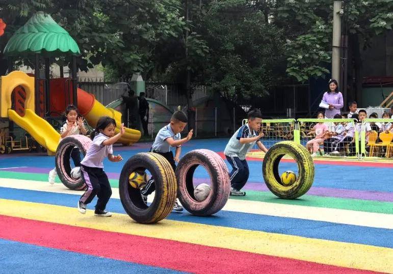 玩转小足球——科尔沁区第一幼儿园中班组举办趣味足球运动会_游戏