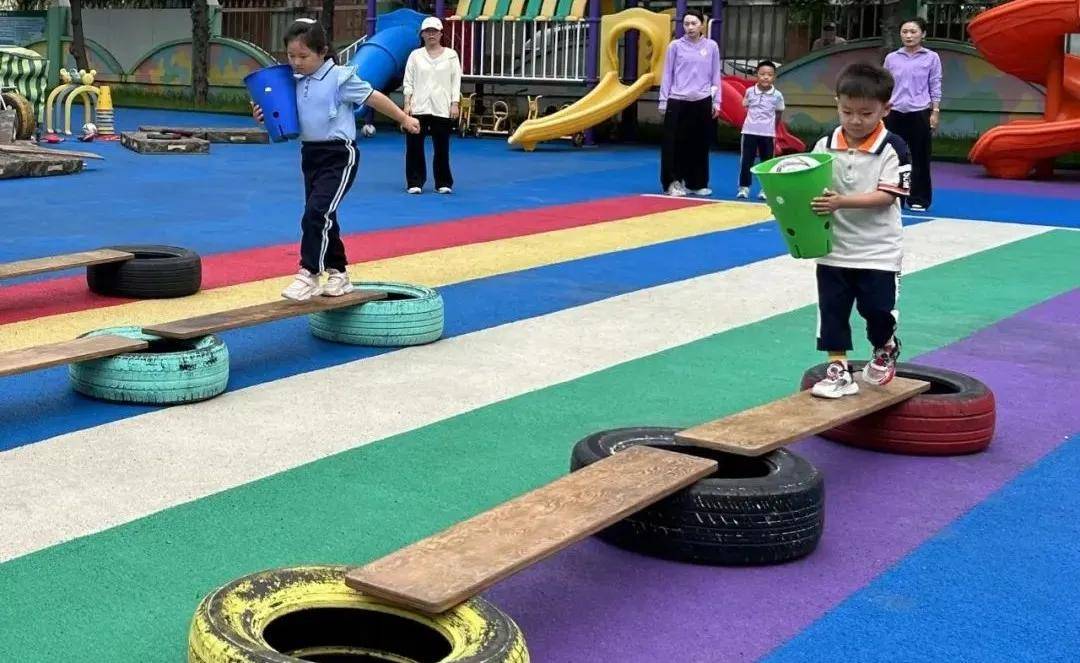 玩转小足球——科尔沁区第一幼儿园中班组举办趣味足球运动会_游戏