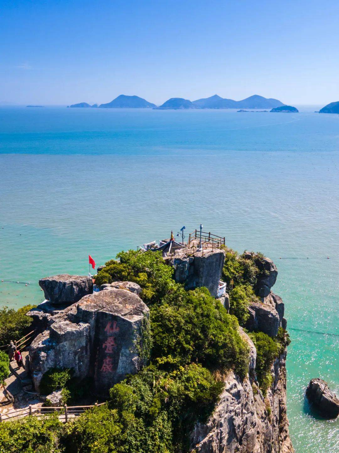 景区位于洞头本岛东南端,景区由仙叠岩,珍珠礁,连港蓝色海岸带东岙段